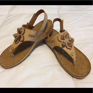NWOT Cute Flowered Sandals